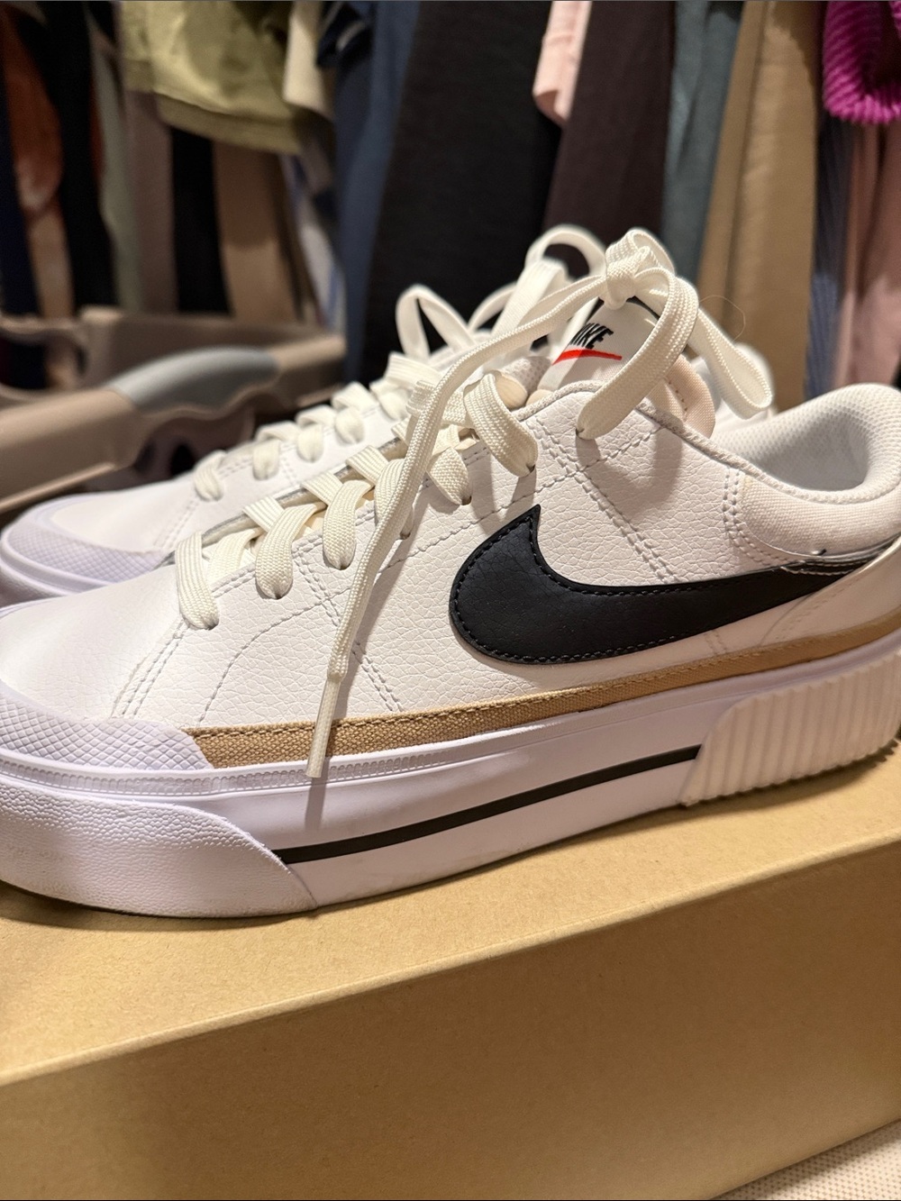 Nike WOMEN'S NIKE COURT LEGACY LIFT PLATFORM SNEAKERS